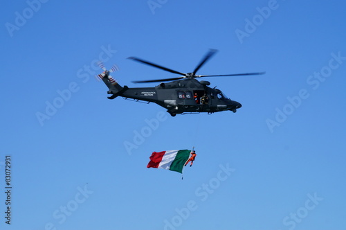 Elicottero in volo con bandiera italiana