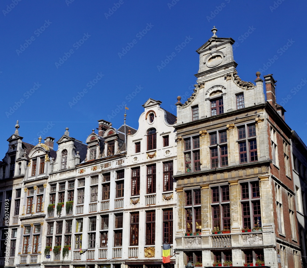 Fototapeta premium Grand Place, Bruxelles, façades en pierre blanche.