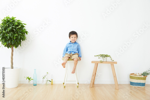 部屋で笑う男の子 photo