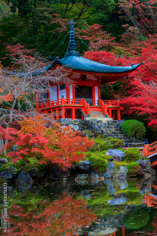 Fototapeta premium Czerwony pawilon japoński nad stawem w świątyni Daigoji w Japonii