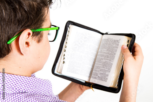 bambino legge la bibbia photo