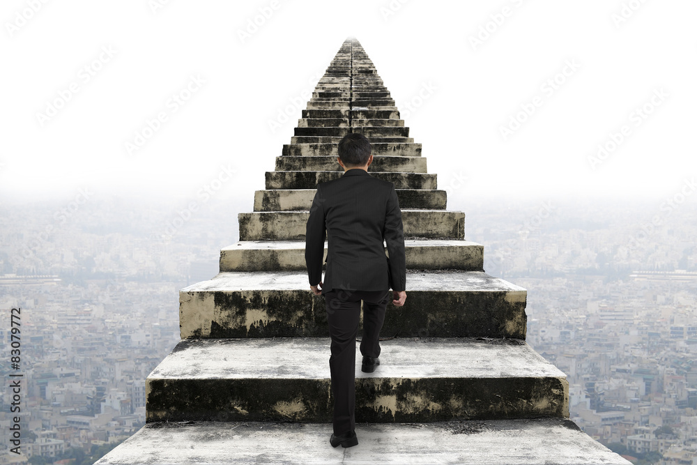 Obraz premium Businessman climbing the old concrete stairs with urban scene
