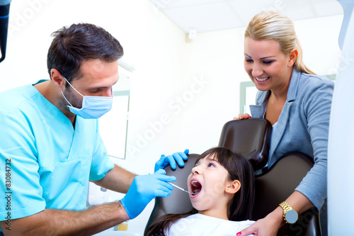 Kleines M  dchen mit ihrer Mutter beim Zahnarzt    