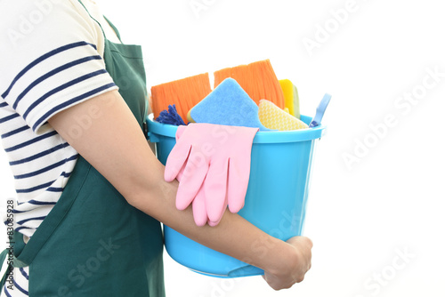 掃除用品を持つ女性