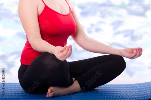 Frau meditierend in einer Yoga-Pose