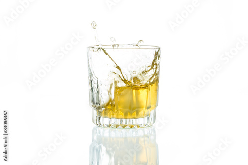 Виски в стакане на белом фоне