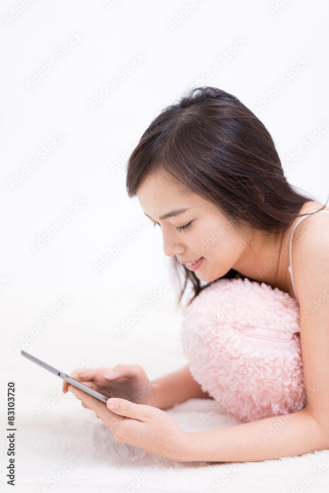 タブレットPCを使う女性