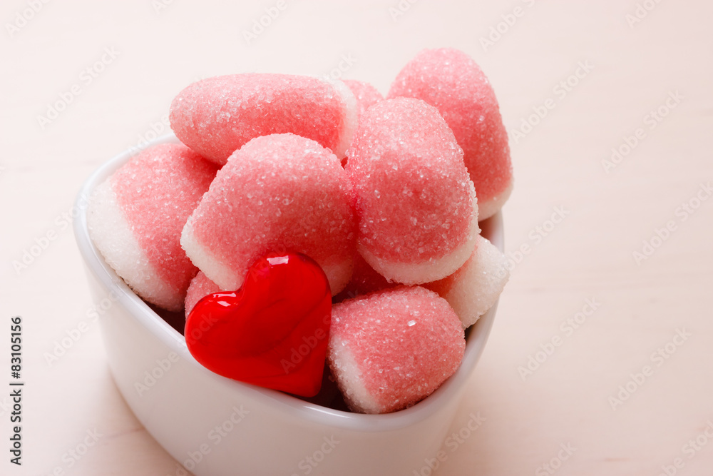 Obraz premium Pink jellies or marshmallows with sugar in bowl