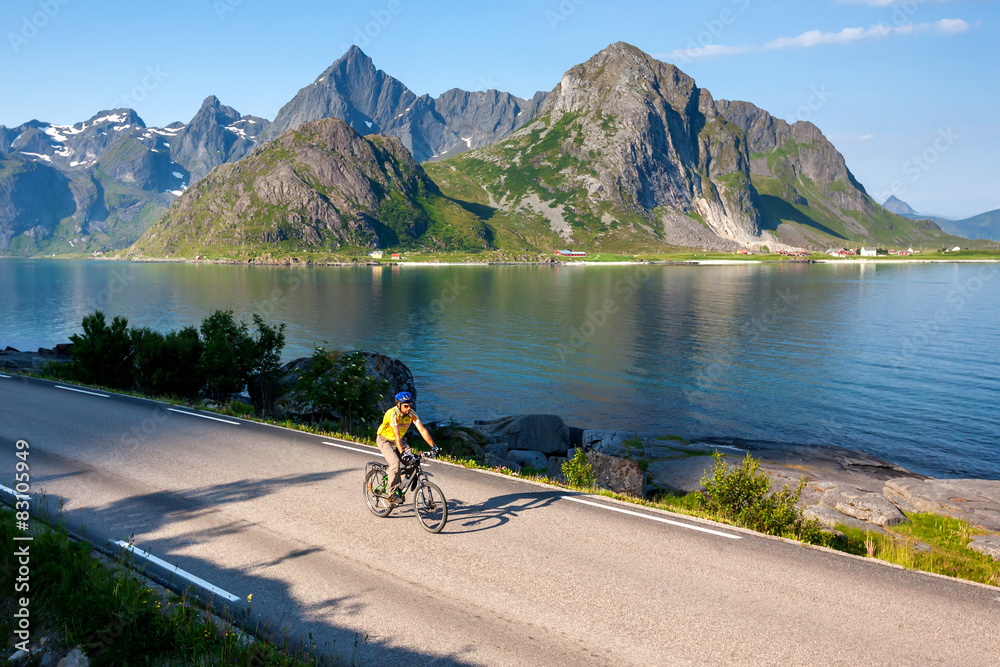 Obraz premium Biking in Norway against picturesque landscape