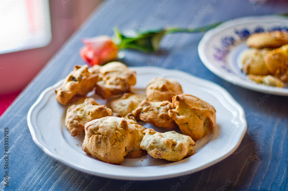 Biscuits, cornflakes and raisins Biscuits, cornflakes and raisins