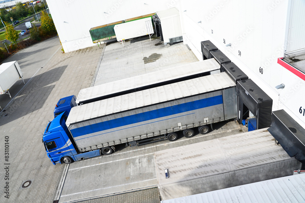 beladen von LKW´s am Depot einer Spedition // shipping