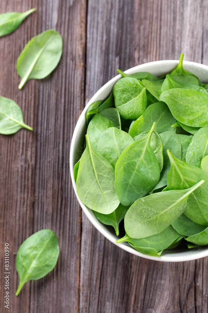 Fresh spinach in bowl