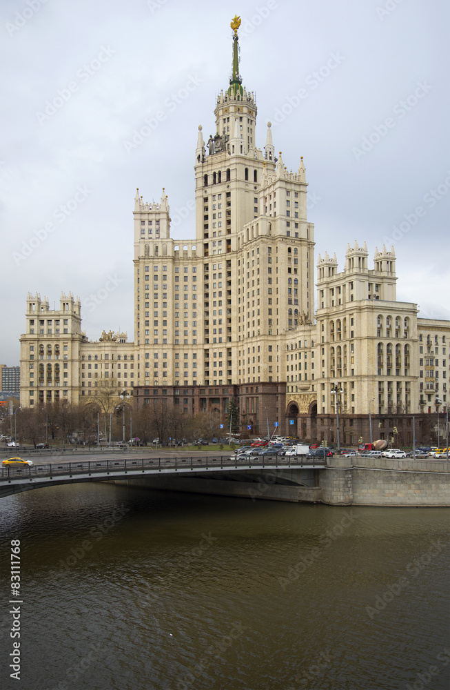 Fototapeta premium Вид на сталинскую высотку на Котельнической набережной. Москва