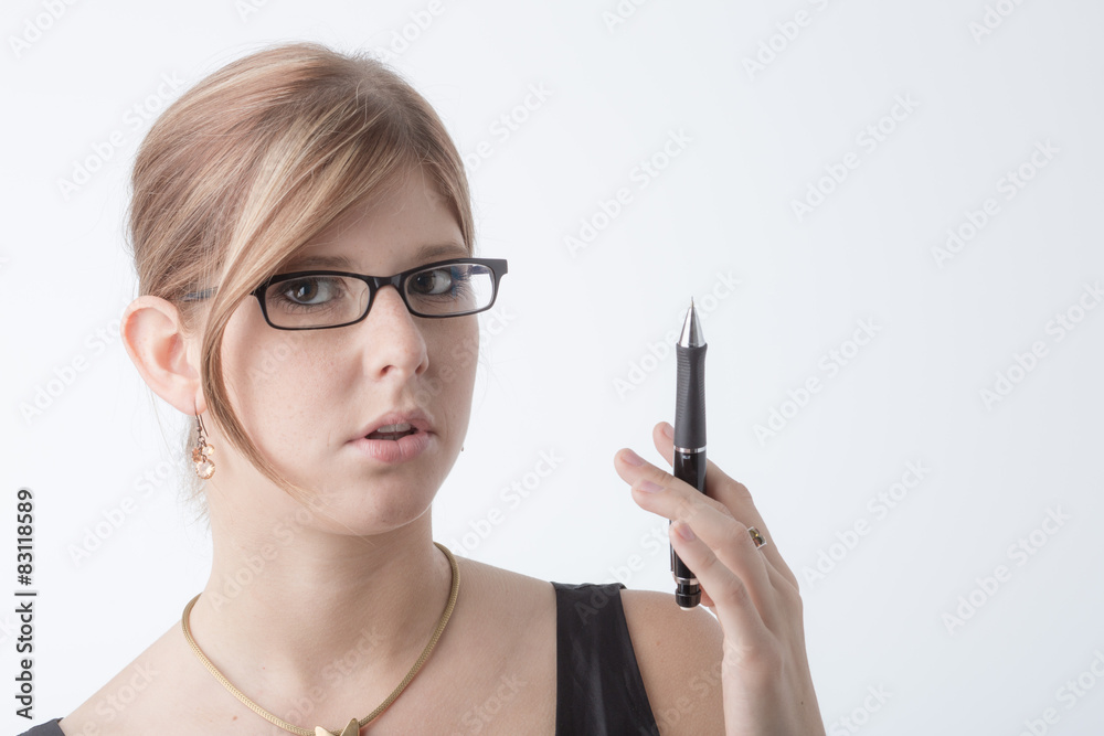 Junge Frau mit Stift in der Hand überlegt Junge Frau mit Stift in der Hand überlegt