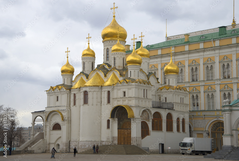 Благовещенский собор облачным весенним днем. Московский кремль Благовещенский собор облачным весенним днем. Московский кремль