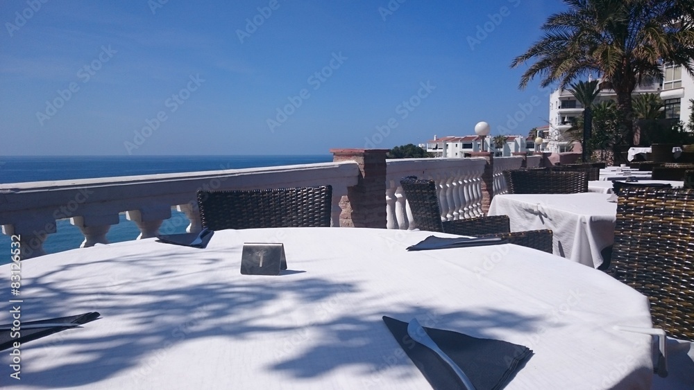 Fototapeta premium Mesa con vistas al mar - nerja