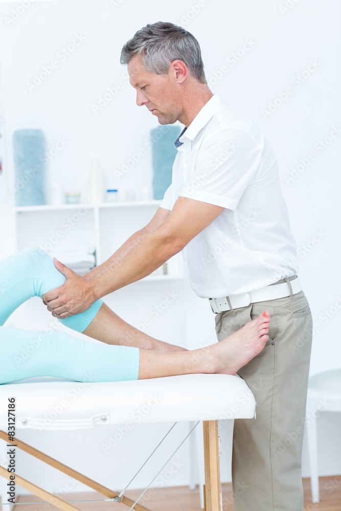Obraz premium Physiotherapist doing leg massage to his patient