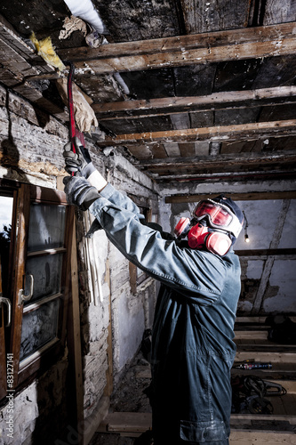 Handwerker mit Stemmeisen
