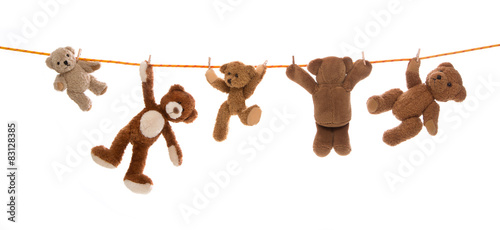 Lustige Gruppe von Teddy Bären isoliert auf einer Wäscheleine.  #83128385