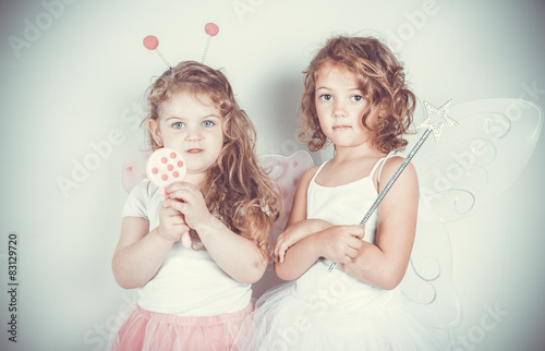 bambine vestite da farfalle  photo
