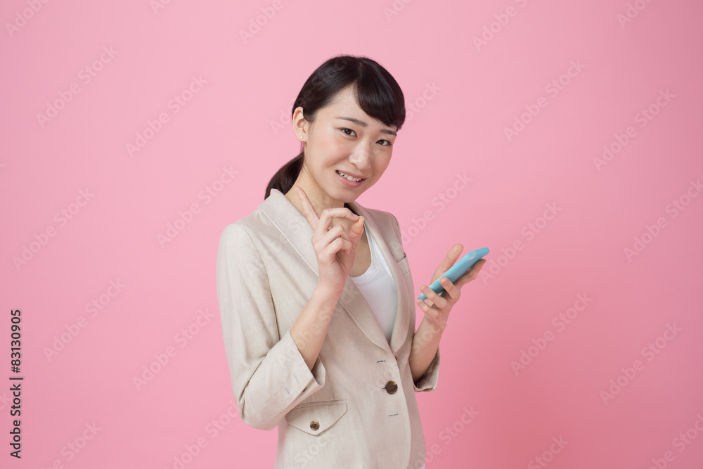 スマホを使う新入社員 スマホを使う新入社員