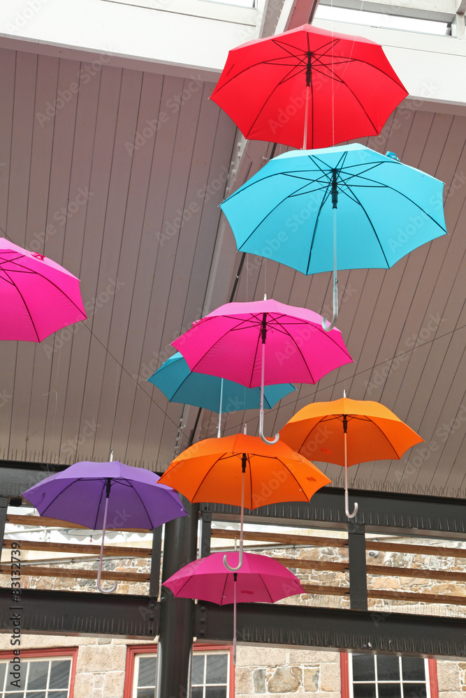 parapluies en décoration d'un plafond