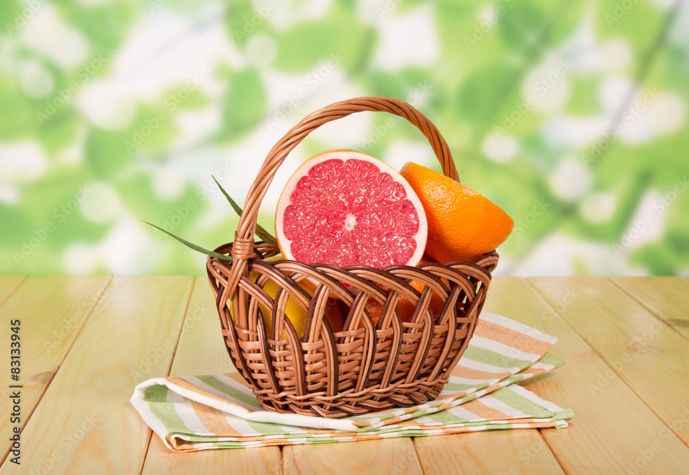 Naklejka premium Grapefruits in a basket