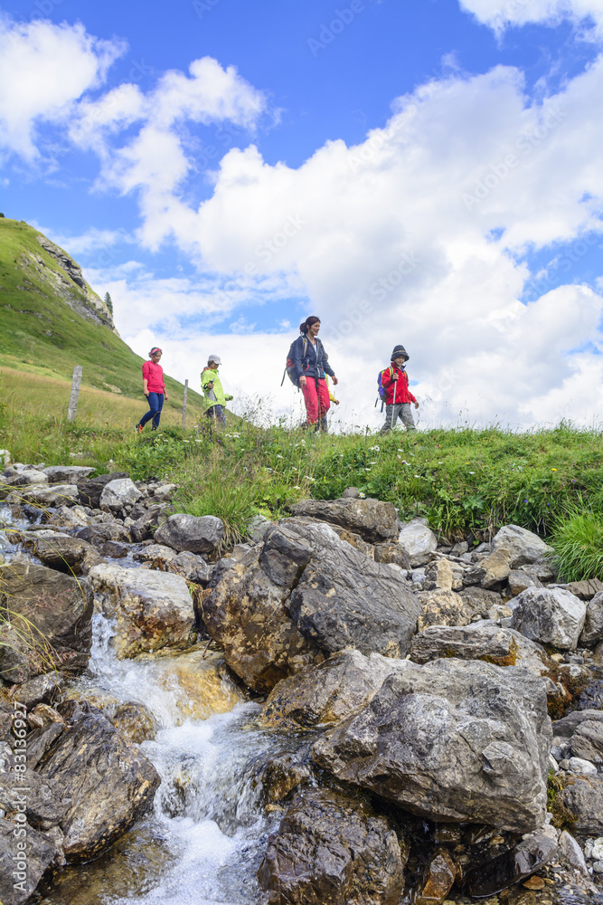 Fototapeta premium Wandern am Bergbach