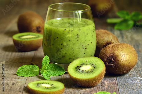 Obraz na plátne Fresh homemade kiwi juice.