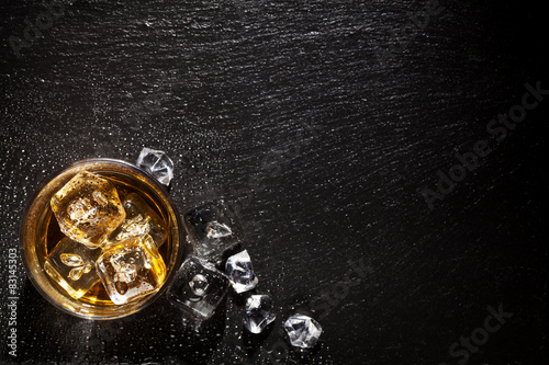 Fotografia Glass of whiskey with ice