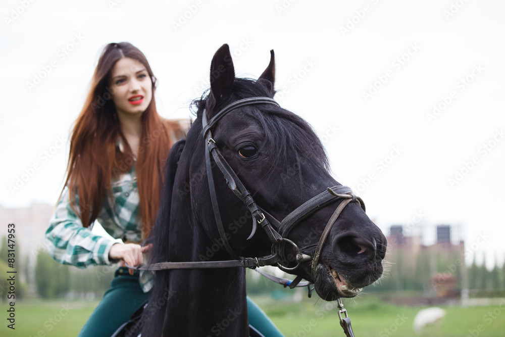 Obraz premium beautiful girl riding a horse