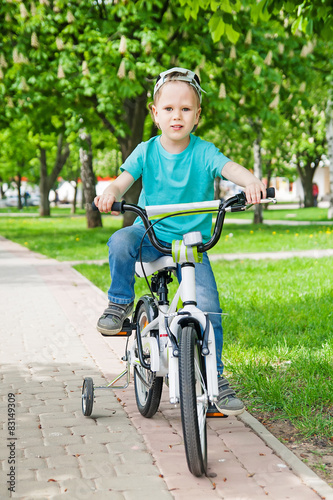 Fototapeta Naklejka Na Ścianę i Meble -  Cute kid riding a bicycle