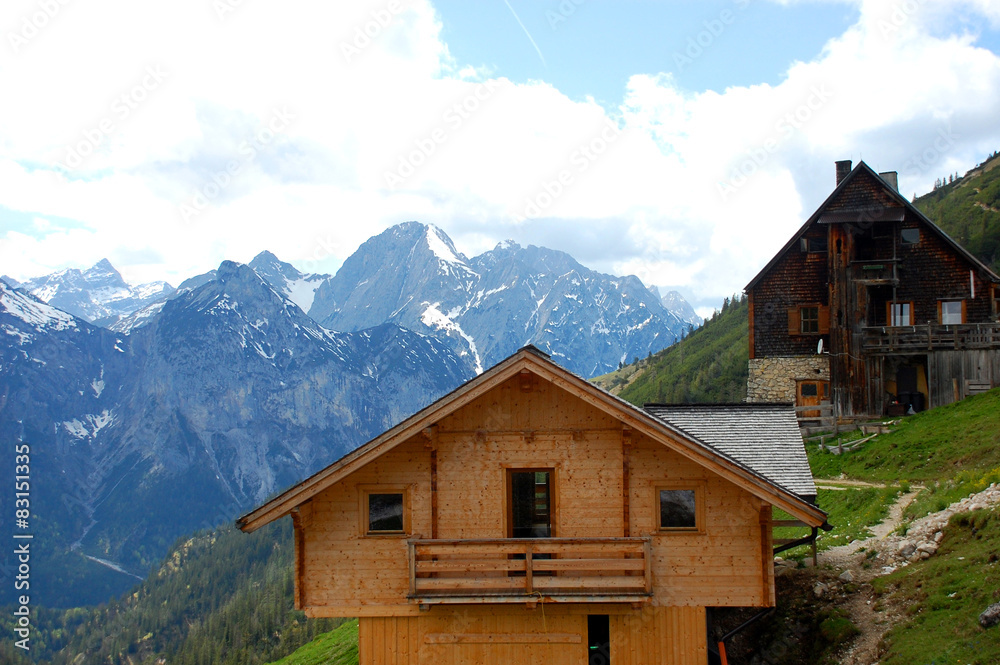 Holzhäuser im Gebirge, alt und neu
