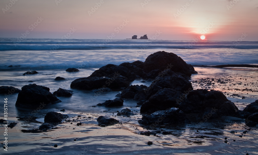 Fototapeta premium Beautiful romantic sunset view from Ayampe beach, Ecuador