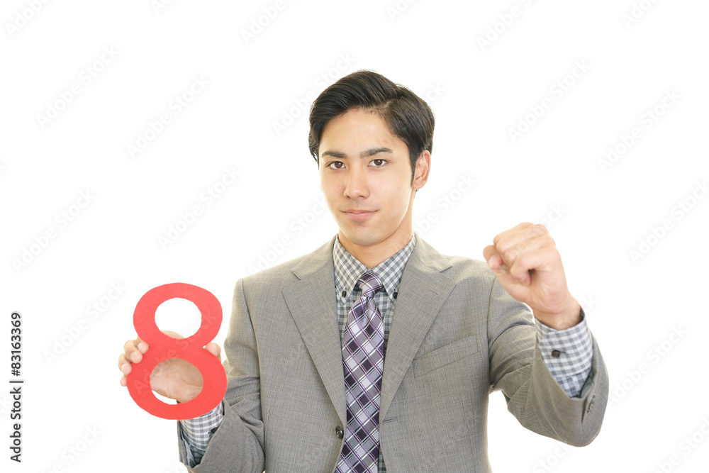 数字を持つ男性