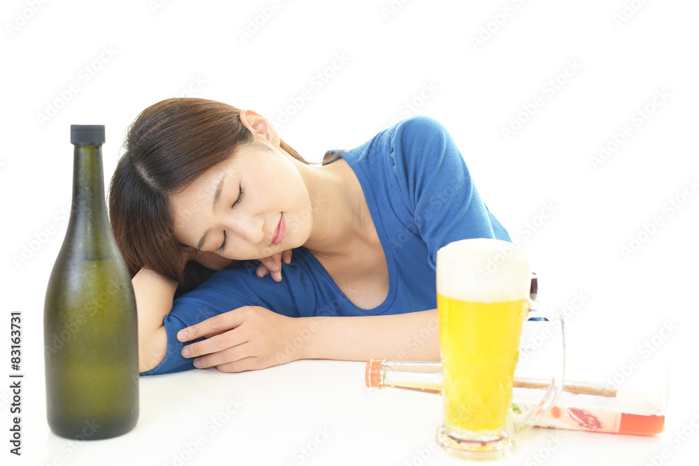 お酒を飲みすぎた女性 お酒を飲みすぎた女性