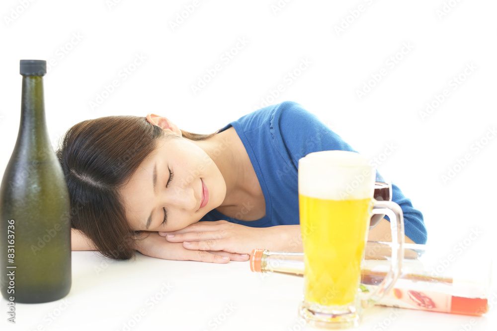 お酒を飲みすぎた女性