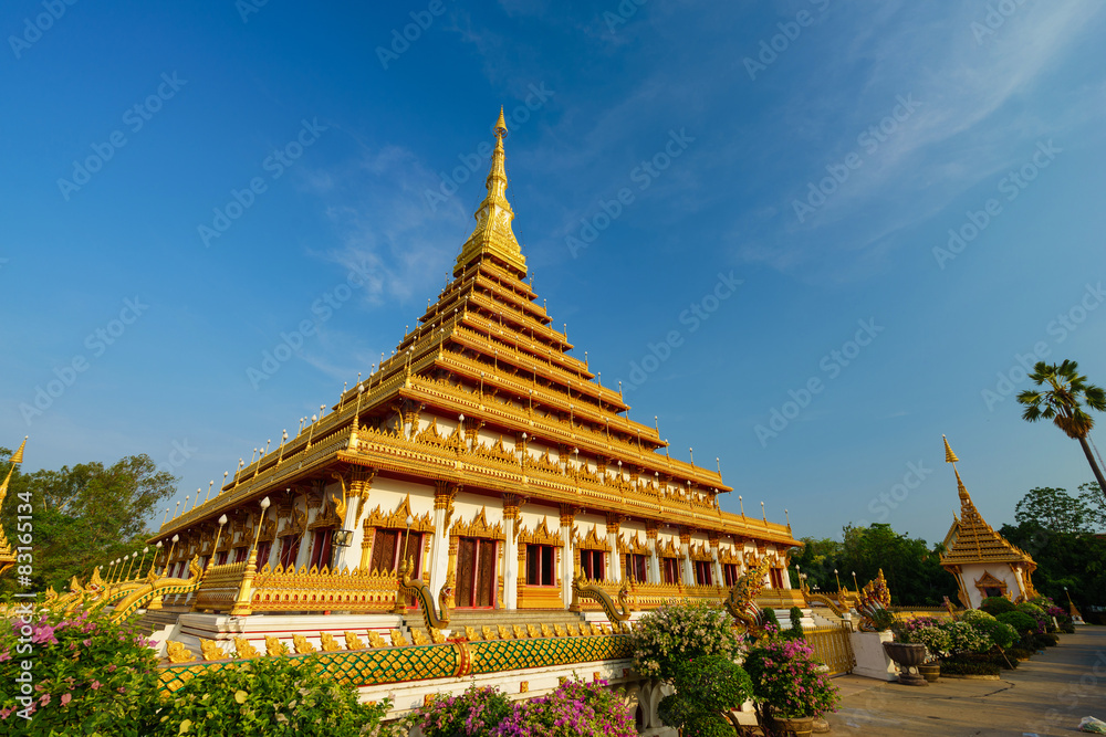 Obraz premium golden pagoda at the Thai temple, Khon kaen Thailand.
