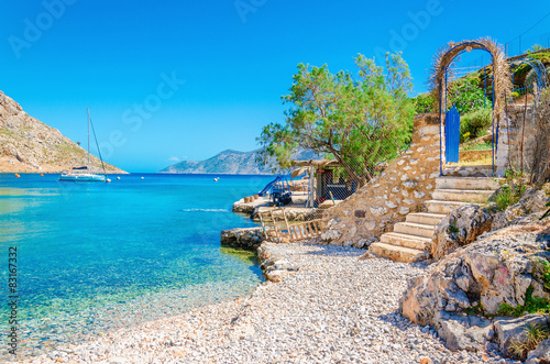 Schody z piaszczystej plaży na wyspie Grecja Kalymnos