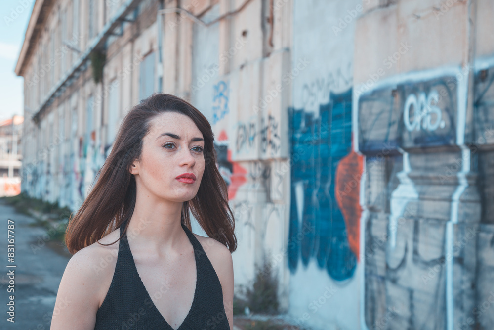 Obraz premium Beautiful brunette posing in an industrial context