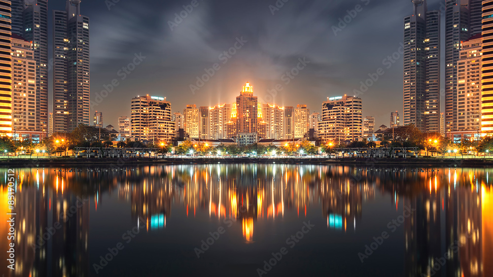 Naklejka premium miasto odbicie centrum bangkoku