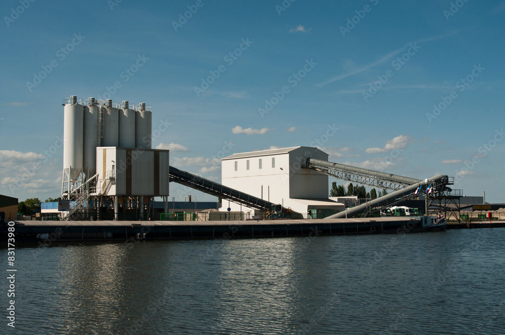 silos à grains en bord de canal