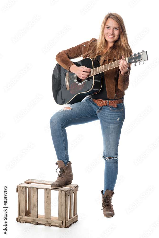 Frau steht auf einer Kiste und spielt Gitarre Frau steht auf einer Kiste und spielt Gitarre
