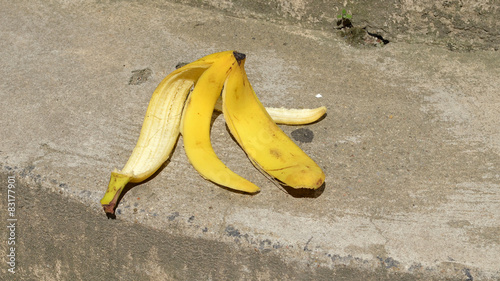 Bananenschale auf der Straße