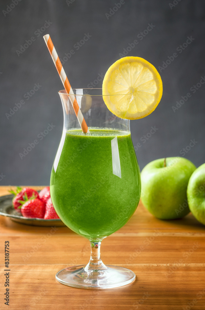Fototapeta premium Grüner Smoothie in einem Cocktailglas