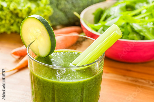 Grüner Smoothie mit frischem Gemüse photo