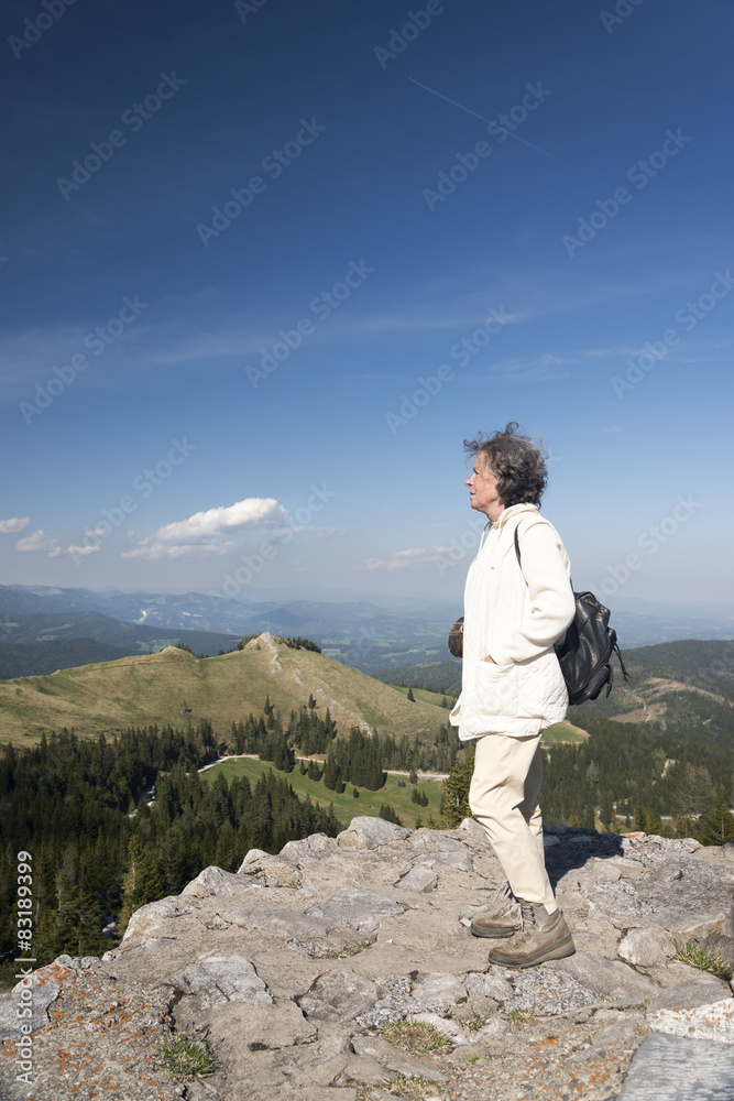 Seniorin beim Wandern auf der Stubalpe, Österreich