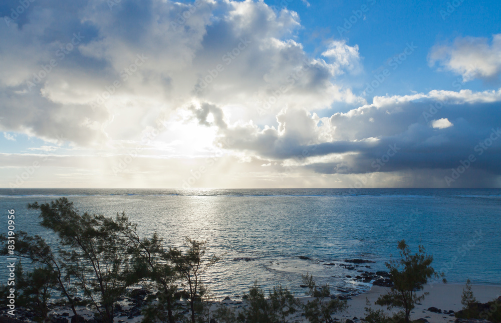 Naklejka premium Le jour se lève sur l'île Rodrigues ! 
