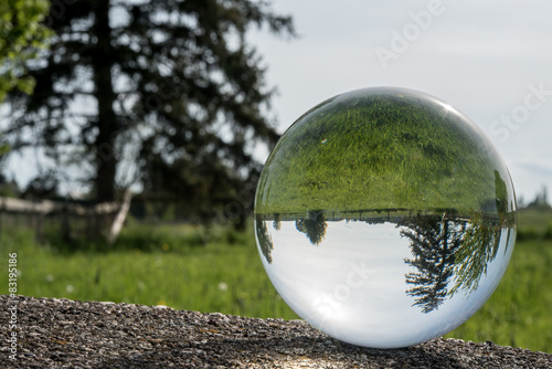 Die Welt steht Kopf in einer Glaskugel