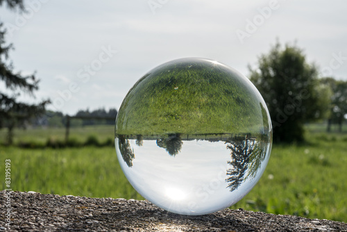 Landschaft in einer Glaskugel photo